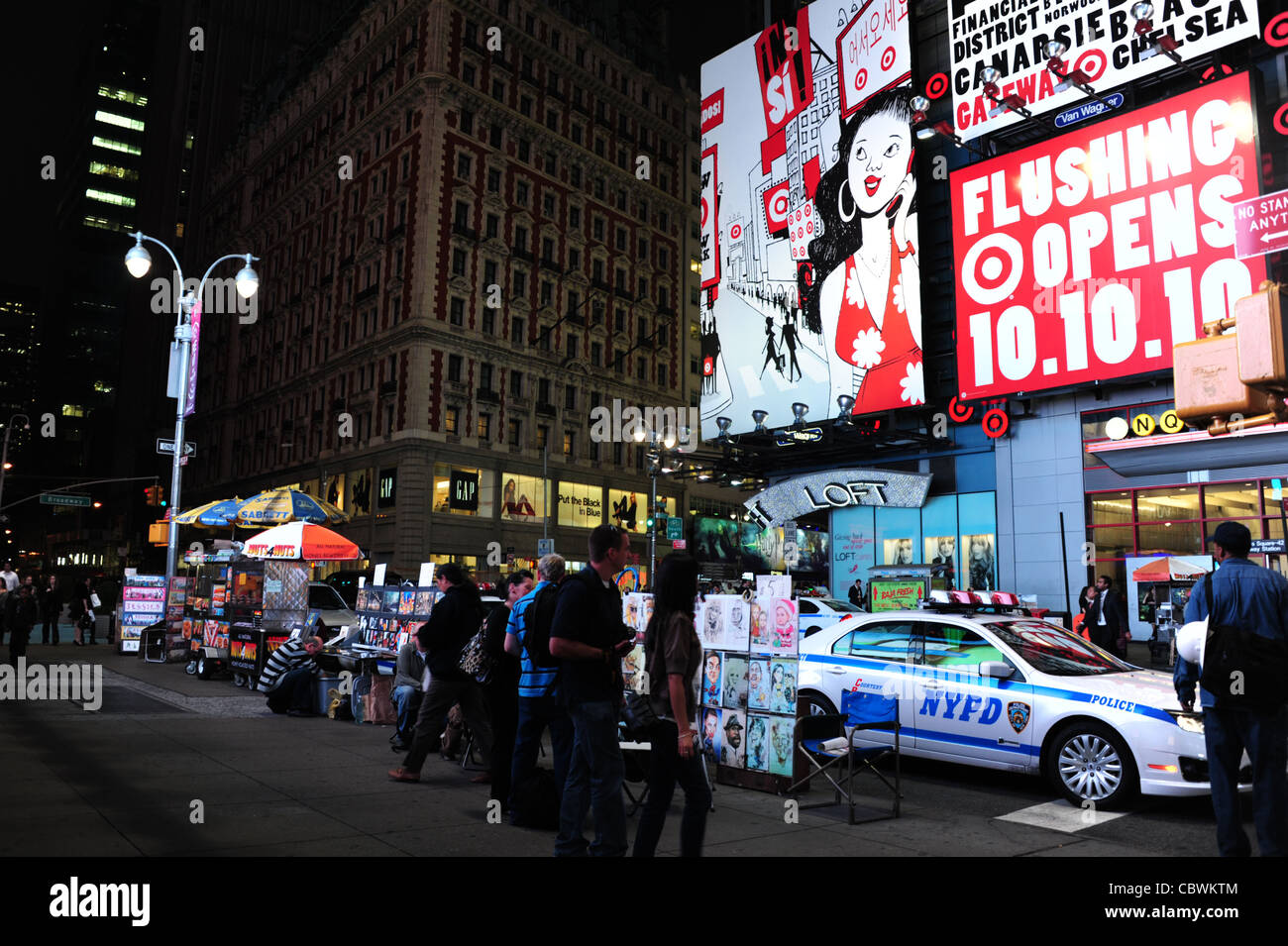 Nacht Neon erschossen, Billboards, Gebäude, Menschen, NYPD Auto geparkt Bürgersteig Kunst stand, West 42nd Street am Broadway, New York Stockfoto