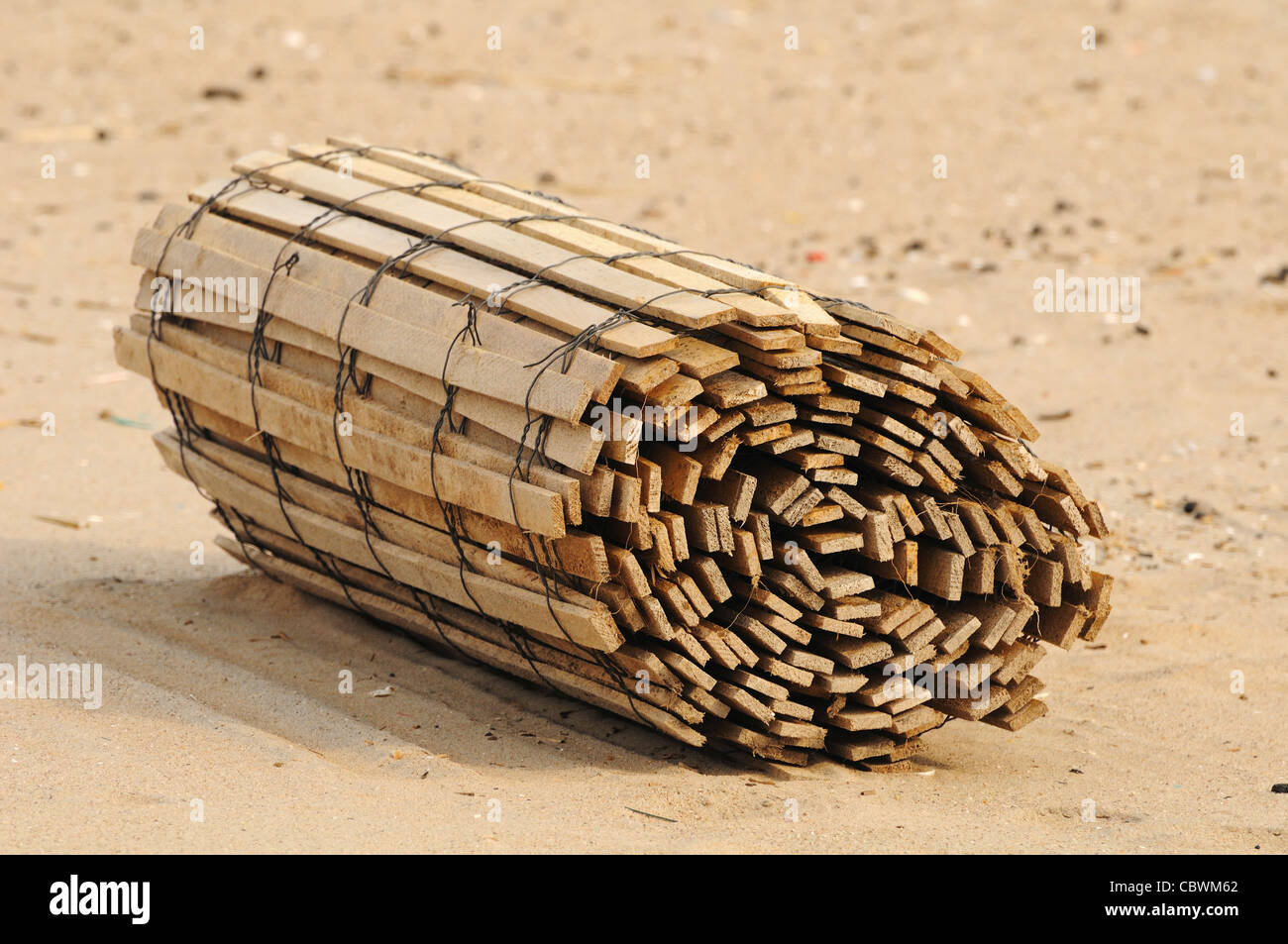 Fechten verwendet für die Sperrung der Dünen liegt am Strand alle aufgerollt. Stockfoto