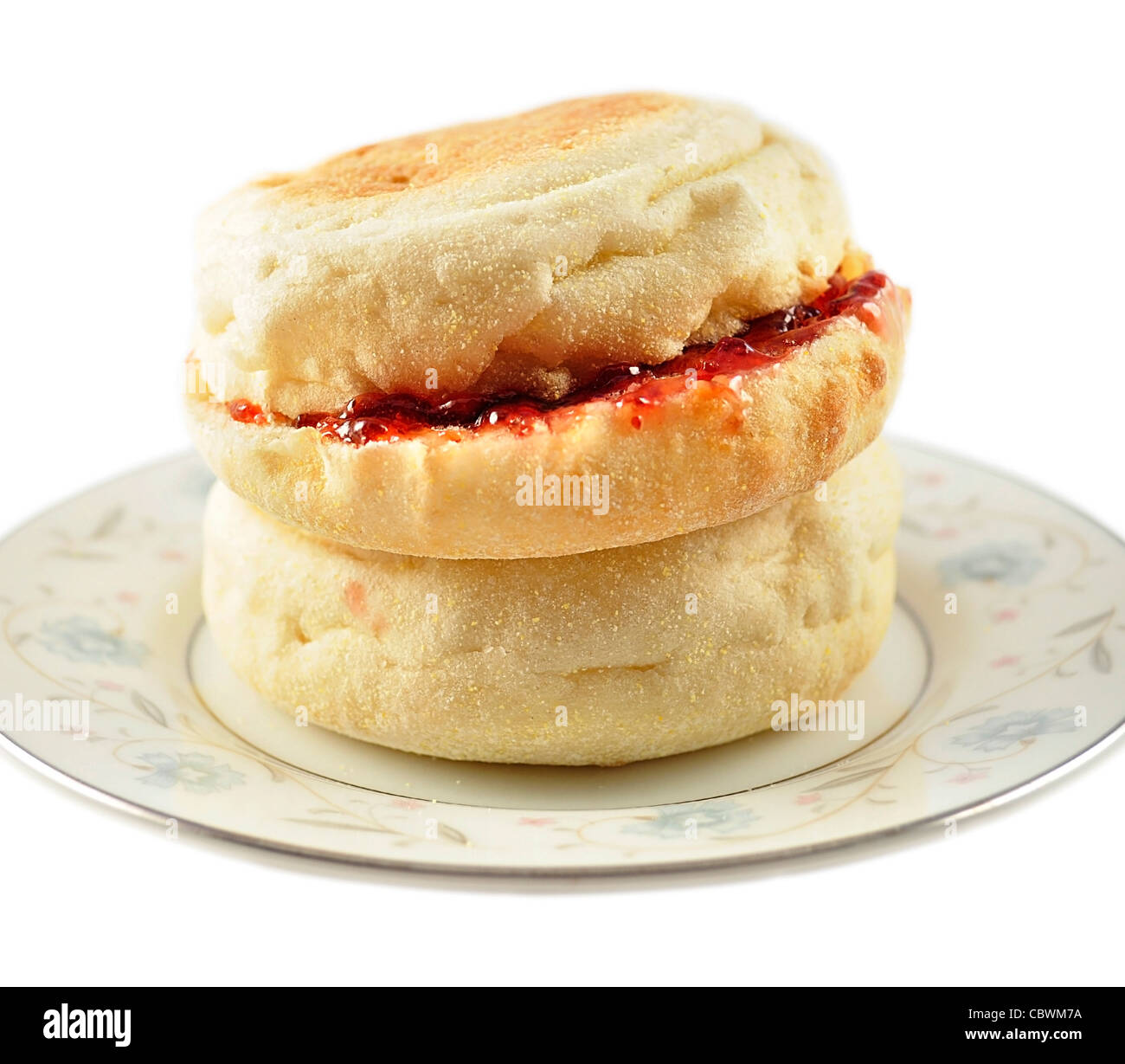 englische Muffins mit Gelee auf weißem Hintergrund Stockfoto