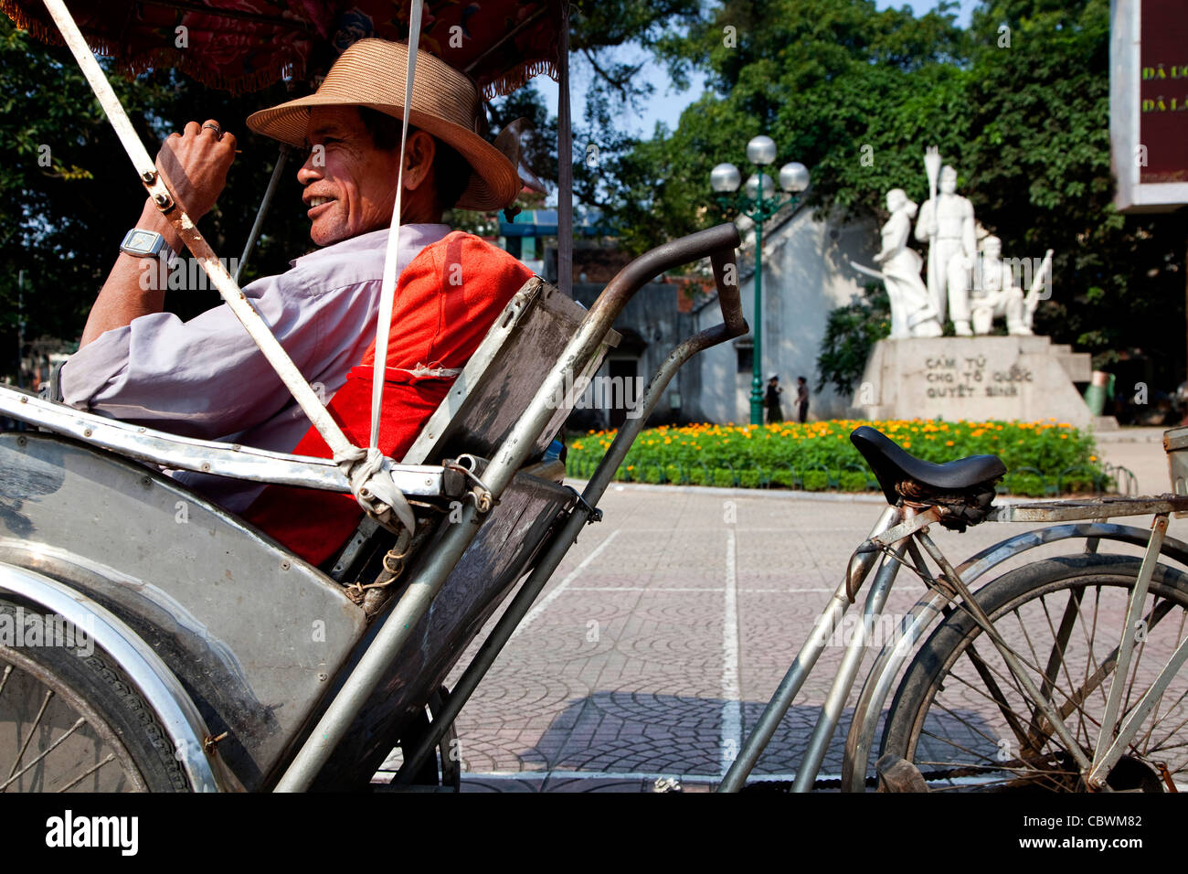 Alter Mann auf Rikscha, Hanoi, Vietnam, Asien Stockfoto