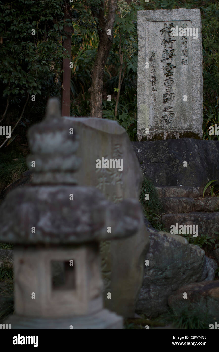 japanische Steinlaterne und Stein gravieren Stockfoto