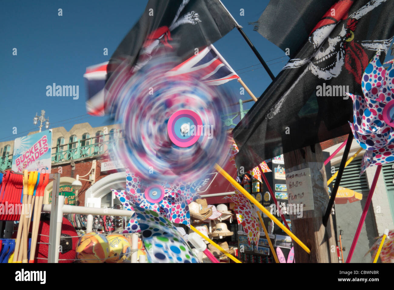 Eine Spinnerei am Meer des Kindes Windmühle auf einem Meer Stand an Brighton Seafront, East Sussex, UK. Stockfoto