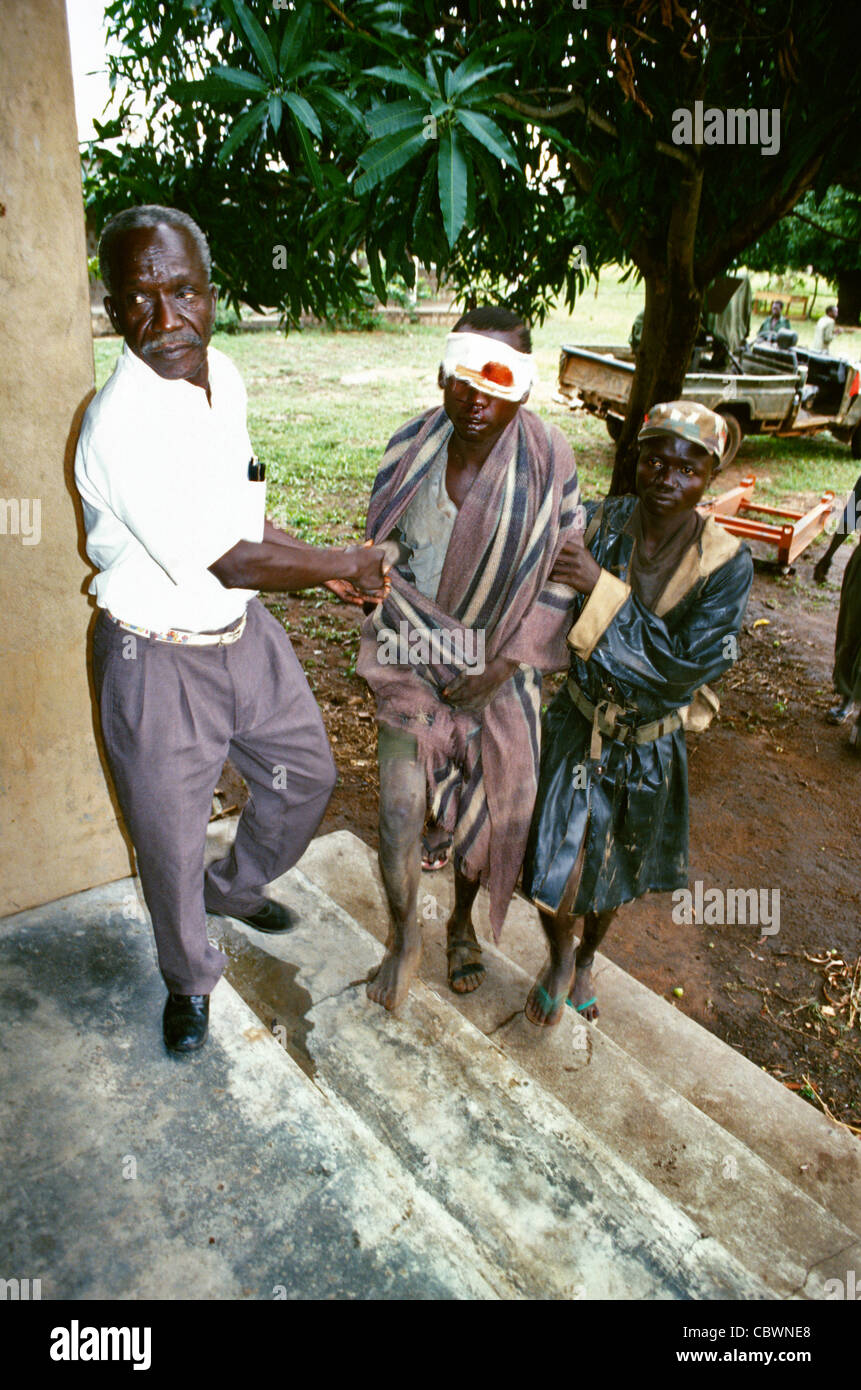 Verwundete Soldaten der Sudanesischen Volksbefreiungsarmee, die während einer Konfrontation mit nordsudanesischen Truppen erschossen wurde und während des Bürgerkriegs 1997 in ein Krankenhaus im Südsudan gebracht wurde Stockfoto