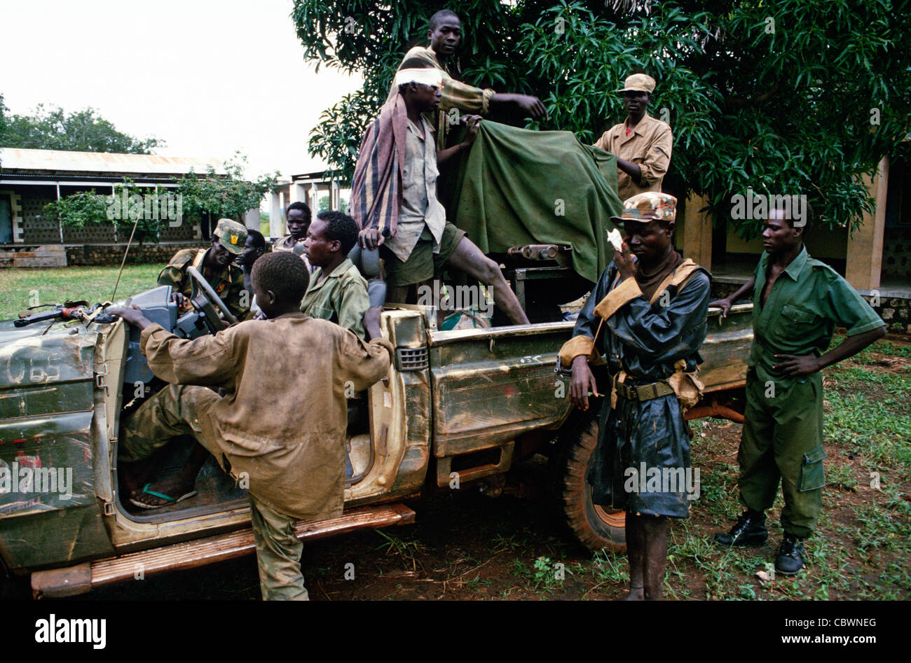 Verwundete Soldaten der Sudanesischen Volksbefreiungsarmee, die während einer Konfrontation mit nordsudanesischen Truppen erschossen wurde und während des Bürgerkriegs 1997 in ein Krankenhaus im Südsudan gebracht wurde Stockfoto