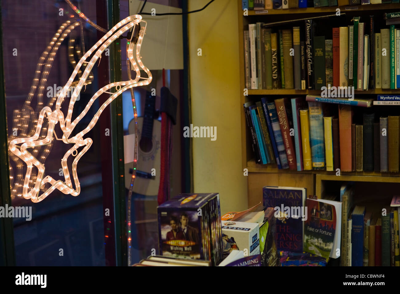 Leuchtende Sternschnuppe im Schaufenster der Buchhandlung verkaufen Bücher, Vinyl Lps und dvds Hay-on-Wye Powys Wales UK Stockfoto
