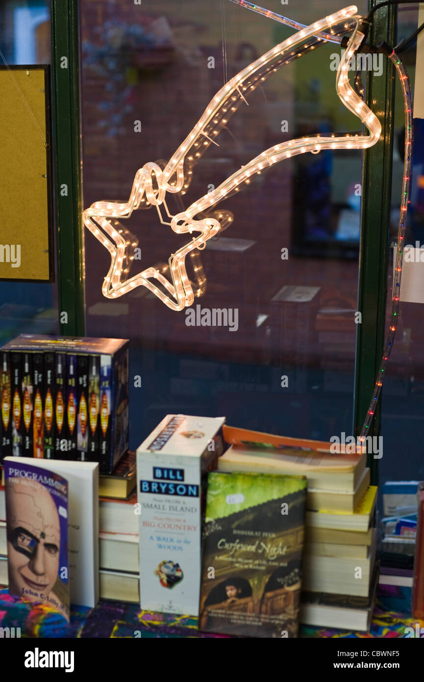 Leuchtende Sternschnuppe im Schaufenster der Buchhandlung verkaufen Bücher, Vinyl Lps und dvds Hay-on-Wye Powys Wales UK Stockfoto
