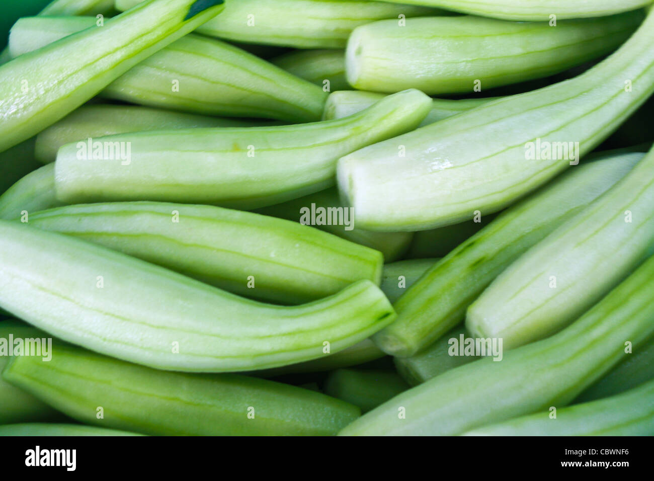 Gurke schälen zum kochen zusammen einer Menge. Stockfoto