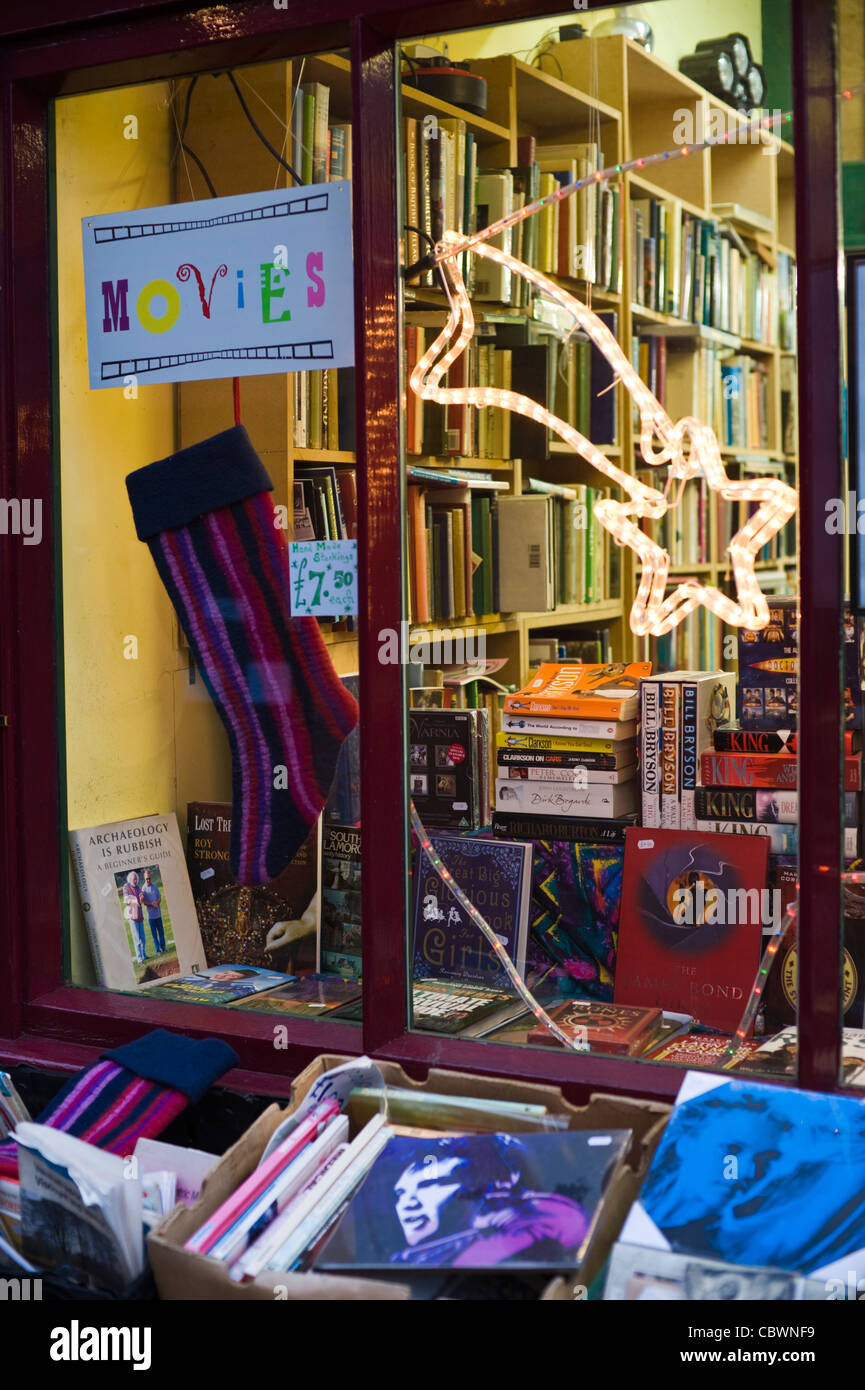 Leuchtende Sternschnuppe im Schaufenster der Buchhandlung verkaufen Bücher, Vinyl Lps und dvds Hay-on-Wye Powys Wales UK Stockfoto