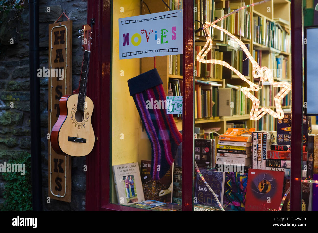Leuchtende Sternschnuppe im Schaufenster der Buchhandlung verkaufen Bücher, Vinyl Lps und dvds Hay-on-Wye Powys Wales UK Stockfoto