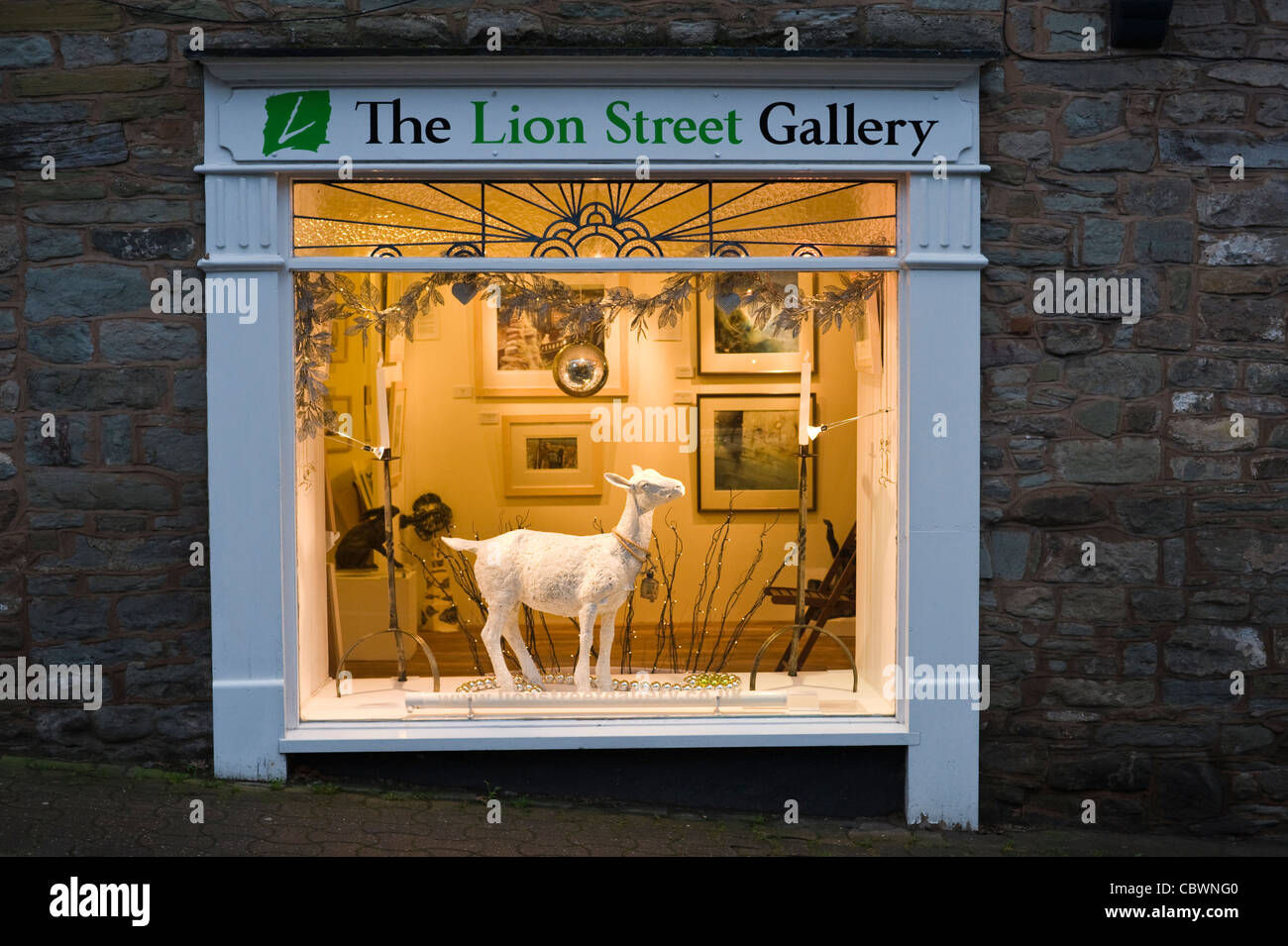 Der Löwe Street Gallery Weihnachts-Fenster Anzeige der Kunsthandlung in Hay-on-Wye Powys Wales UK Stockfoto