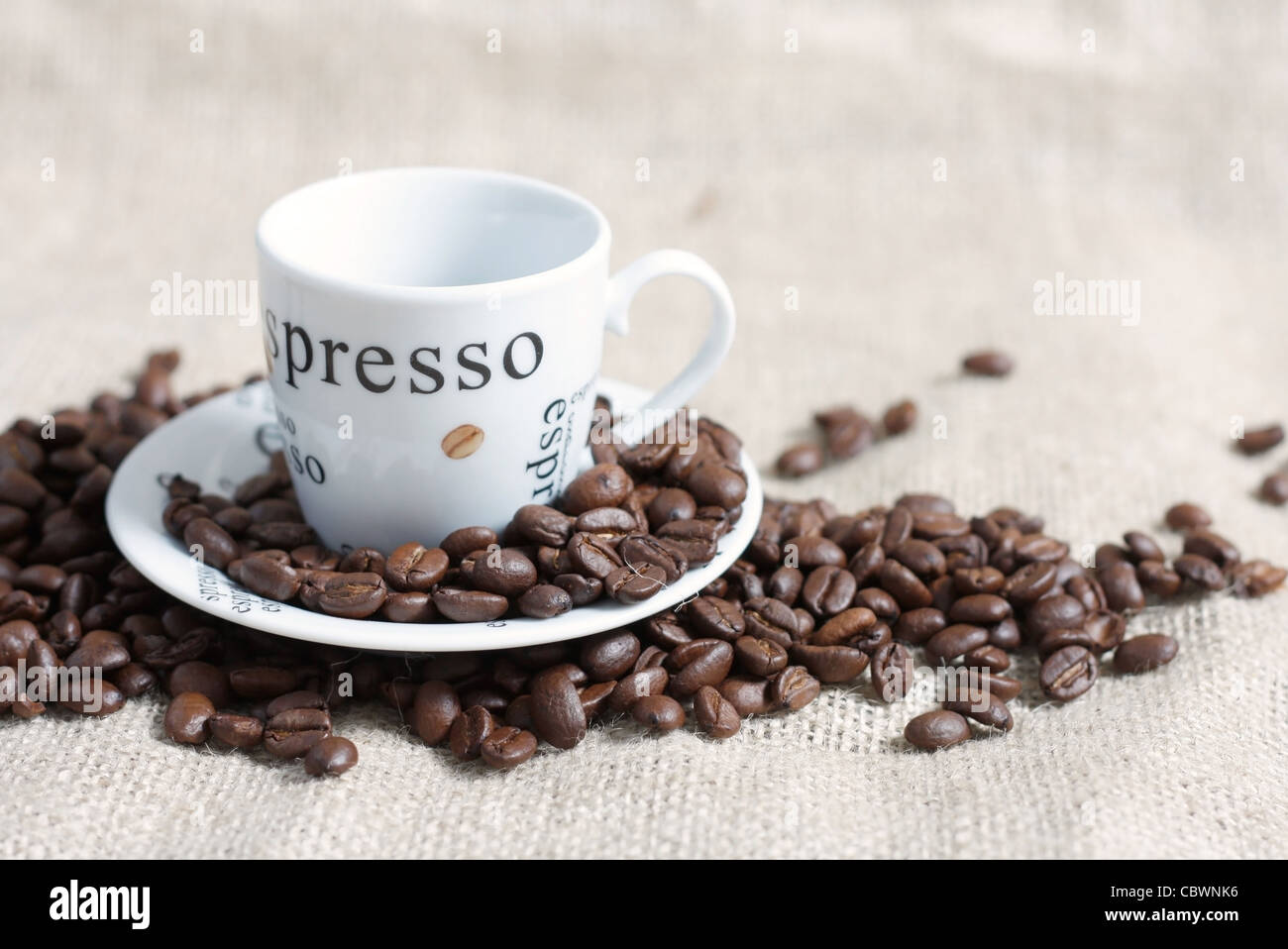 Kaffeebohnen und einer Tasse Kaffee Stockfoto