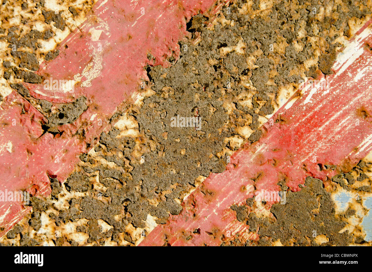 Rostig rot lackiertem Metall Straßenschild fragment. Interessante Hintergrundinformationen. Stockfoto