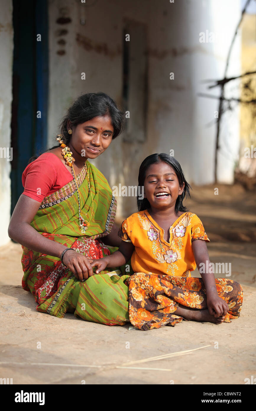 Lächelnde Mutter mit Tochter Andhra Pradesh in Indien Stockfoto