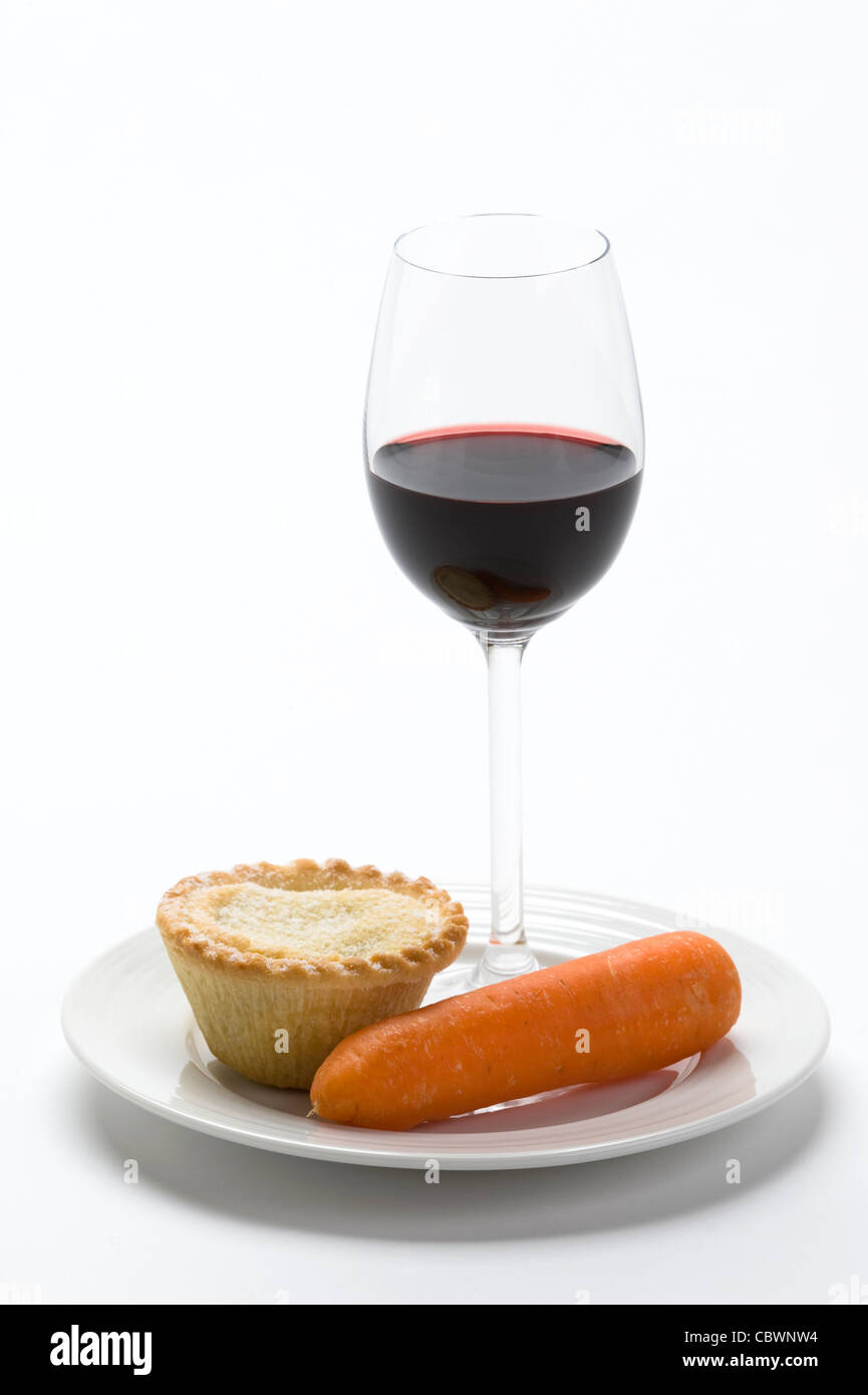 eine traditionelle britische benutzerdefinierte Speiseangebot verließ am Heiligabend für Santa Claus und Rudolph das rote Nase Rentier Stockfoto