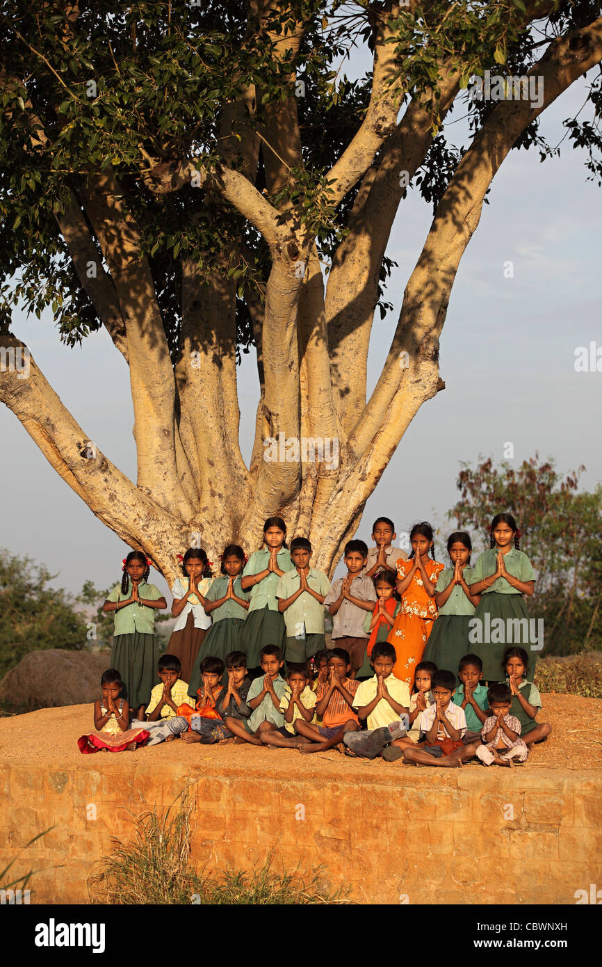 Kinder einer Gruppe Namaste Andhra Pradesh in Indien zu tun Stockfoto