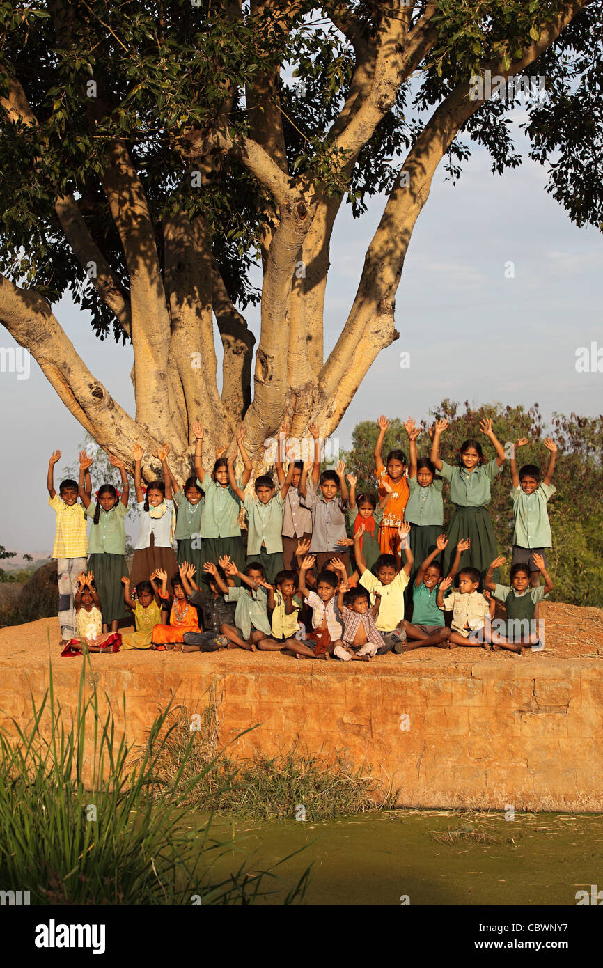 Kinder sagen Hallo Andhra Pradesh in Indien Stockfoto