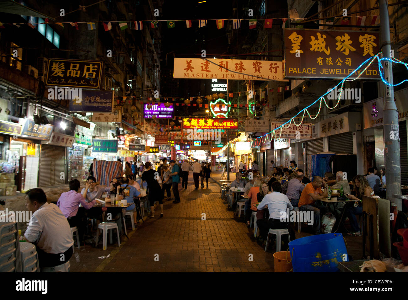 Die Neonlichter und belebten Straße von Temple Street Kowloon, Hong Kong Stockfoto