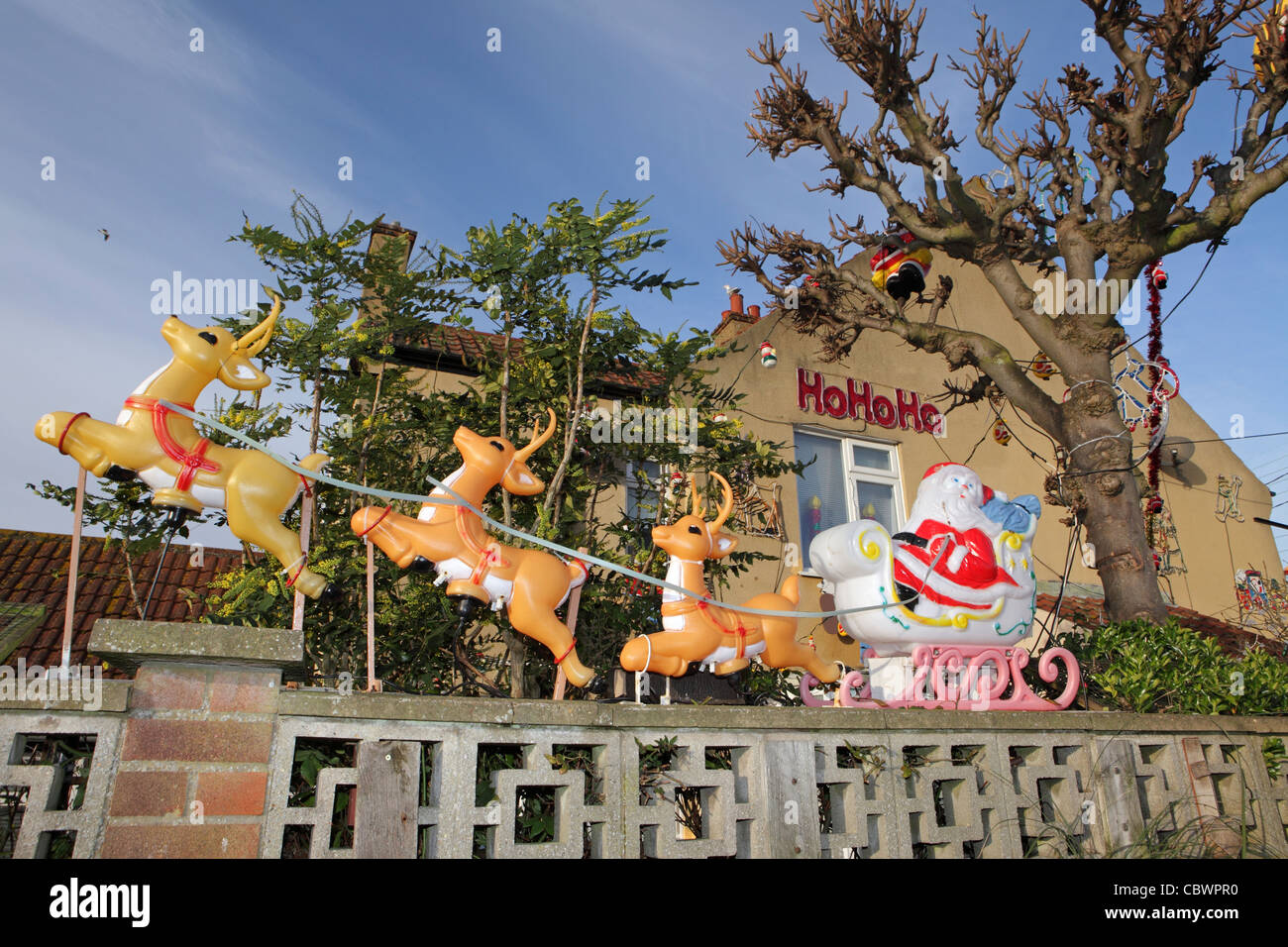 Weihnachtsmann Schlitten, Weihnachtsschmuck außerhalb Vorstadthaus, UK Stockfoto