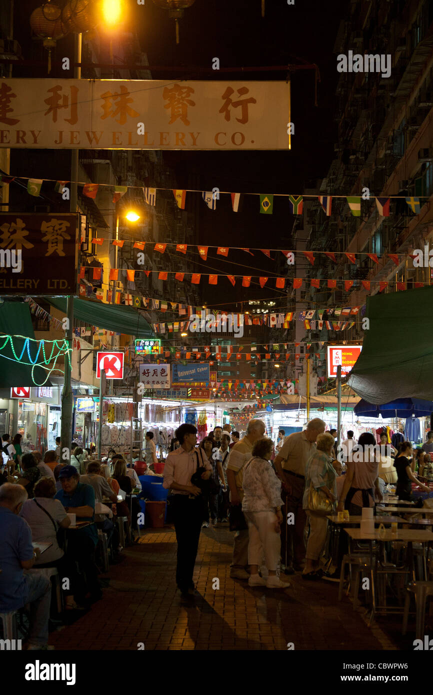 Die Neonlichter und belebten Straße von Temple Street Kowloon, Hong Kong Stockfoto