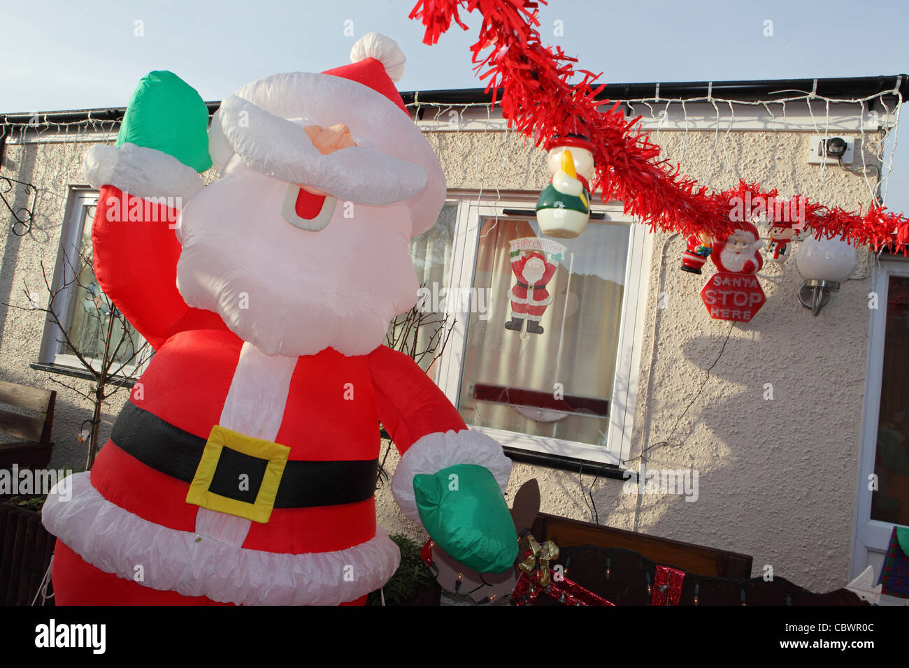 bunte Kunststoff Weihnachtsschmuck im Garten des britischen House, Leiston, Suffolk, UK Stockfoto