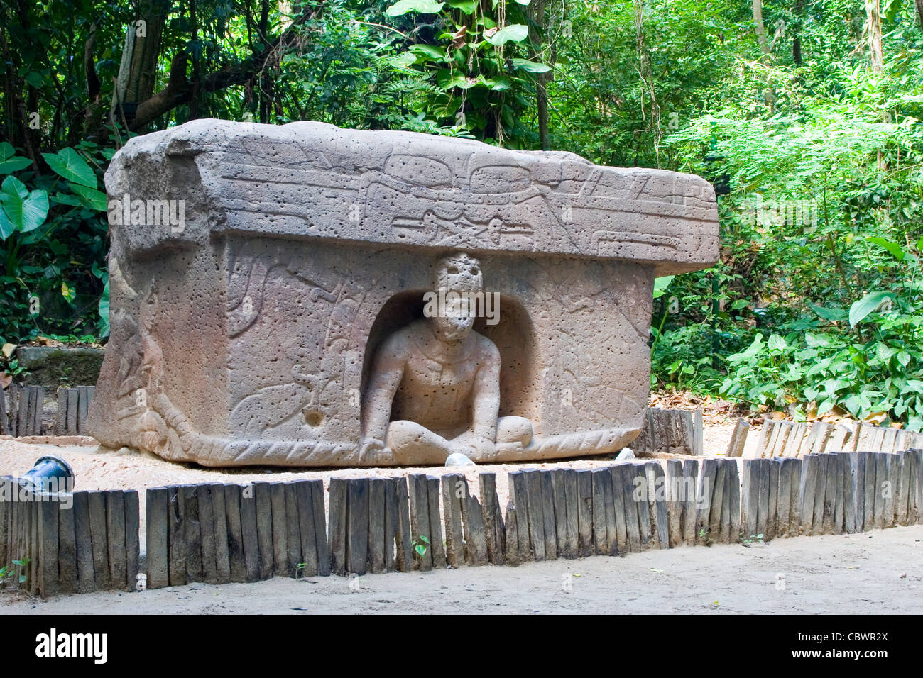Olmekische Skulptur, 900 BCE-400BCE, von La Venta Ruine Standort im La Venta Museum und Skulpturenpark, Villahermosa, Tabasco, Mexiko Stockfoto