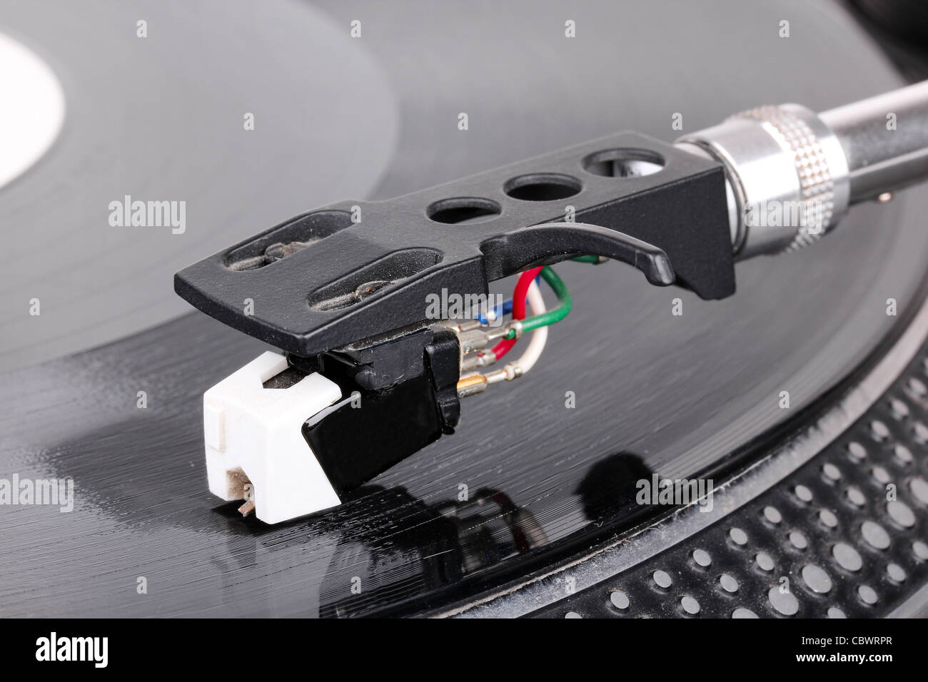 DJ-Nadel auf Vinyl-Schallplatte, Nahaufnahme Stockfoto