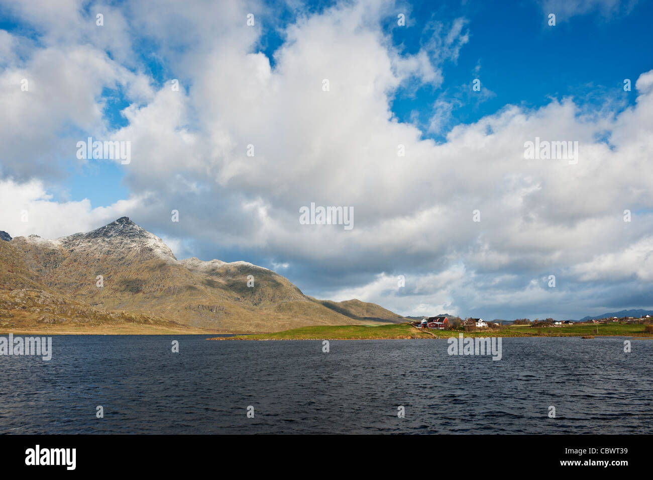 Blick über Farstadvatnet und Berge, Vestvagoy, Lofoten Inseln, Norwegen Stockfoto