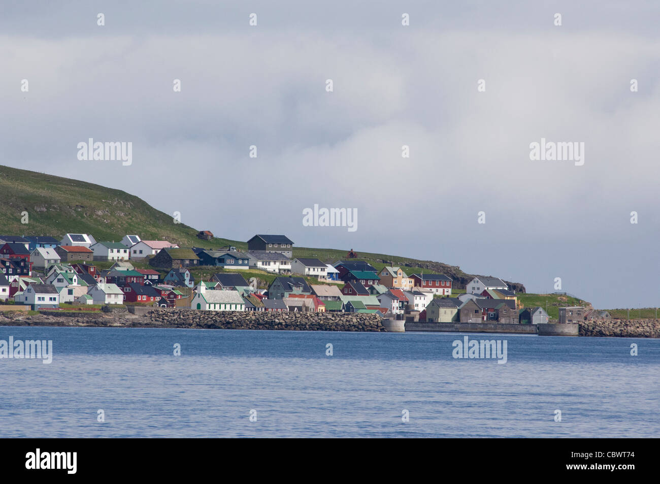Königreich Dänemark, Färöer. Blick von streymoy auf die Insel nolsoy in der Nähe von Ohrid. Traditionelle bunte Häuser. Stockfoto