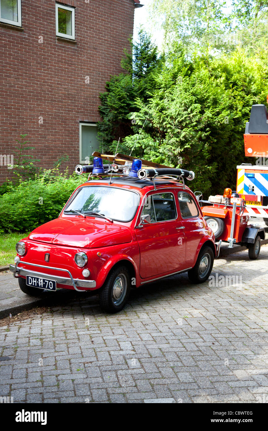 Kleine alte rote Feuerwehrauto auf Straße Stockfoto
