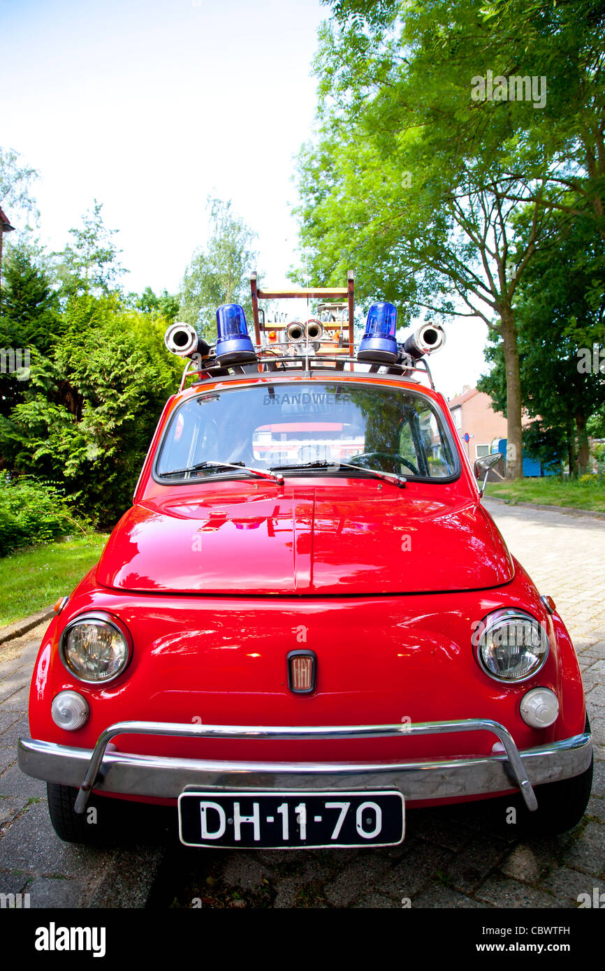 Kleine alte rote Feuerwehrauto auf Straße Stockfoto