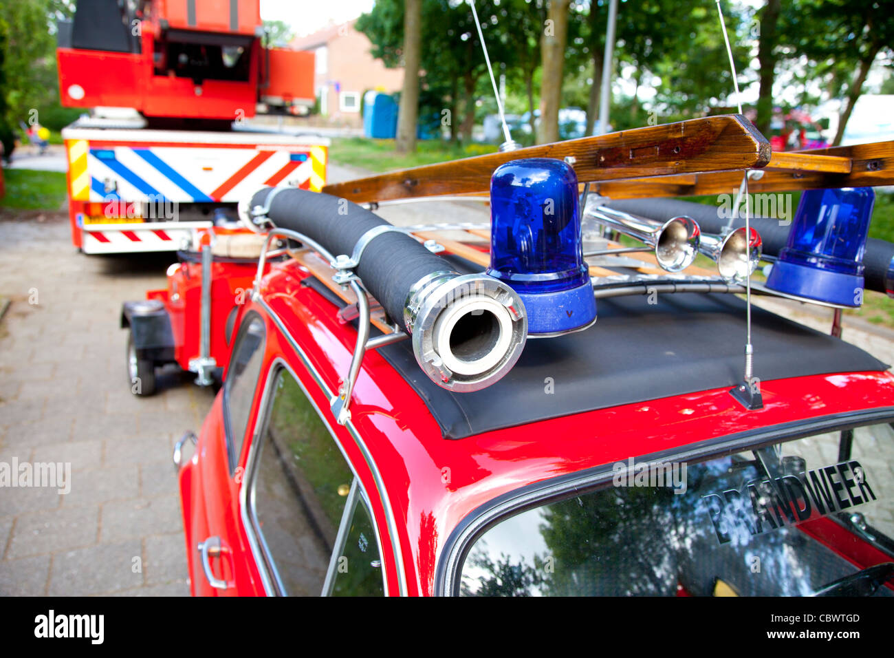 Kleine alte rote Feuerwehrauto auf Straße Stockfoto