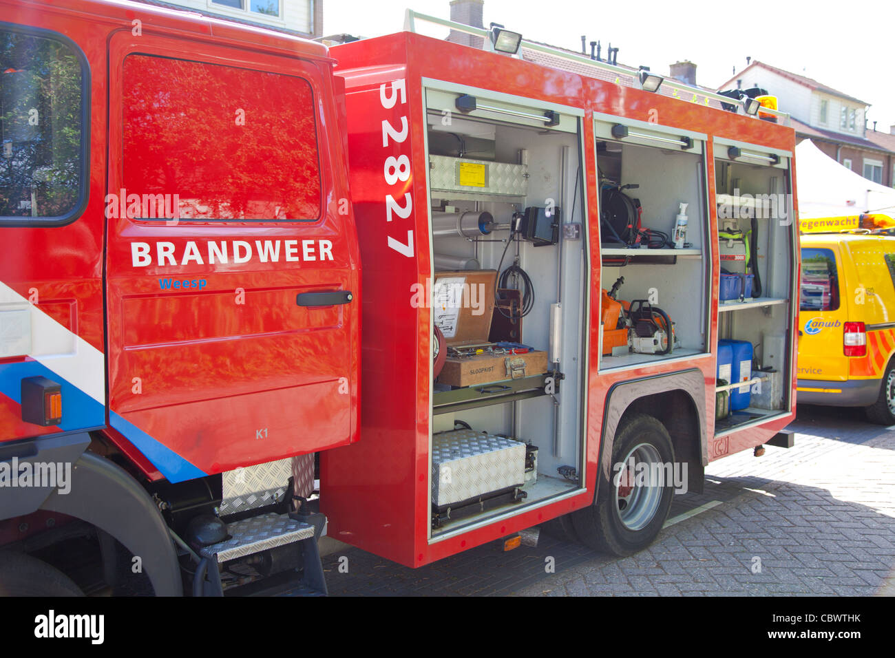 Seite des e rote Feuerwehrauto auf Straße Stockfoto
