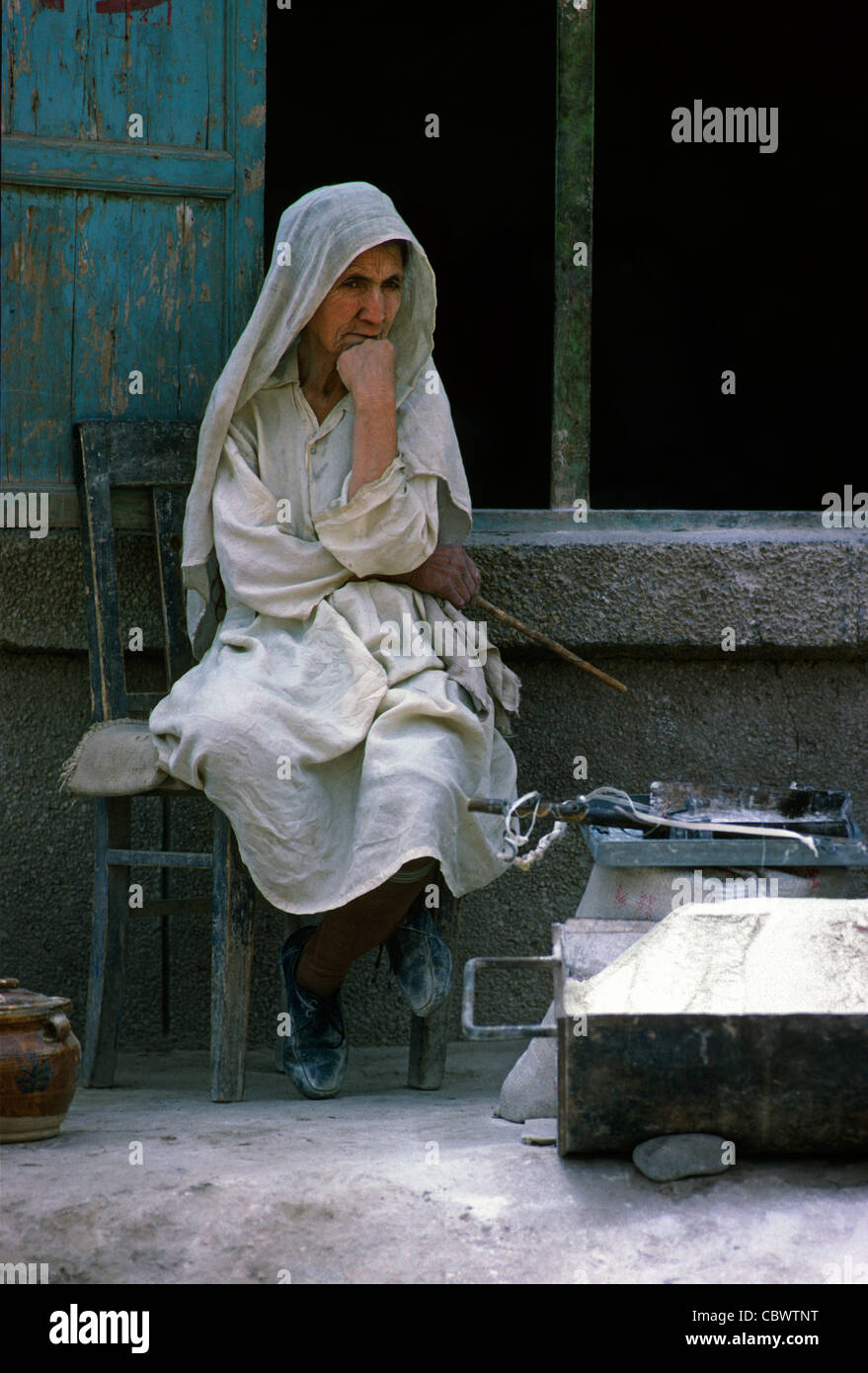 Alten uigurischen Frau sitzend Kashgar westliche Xinjiang China Stockfoto