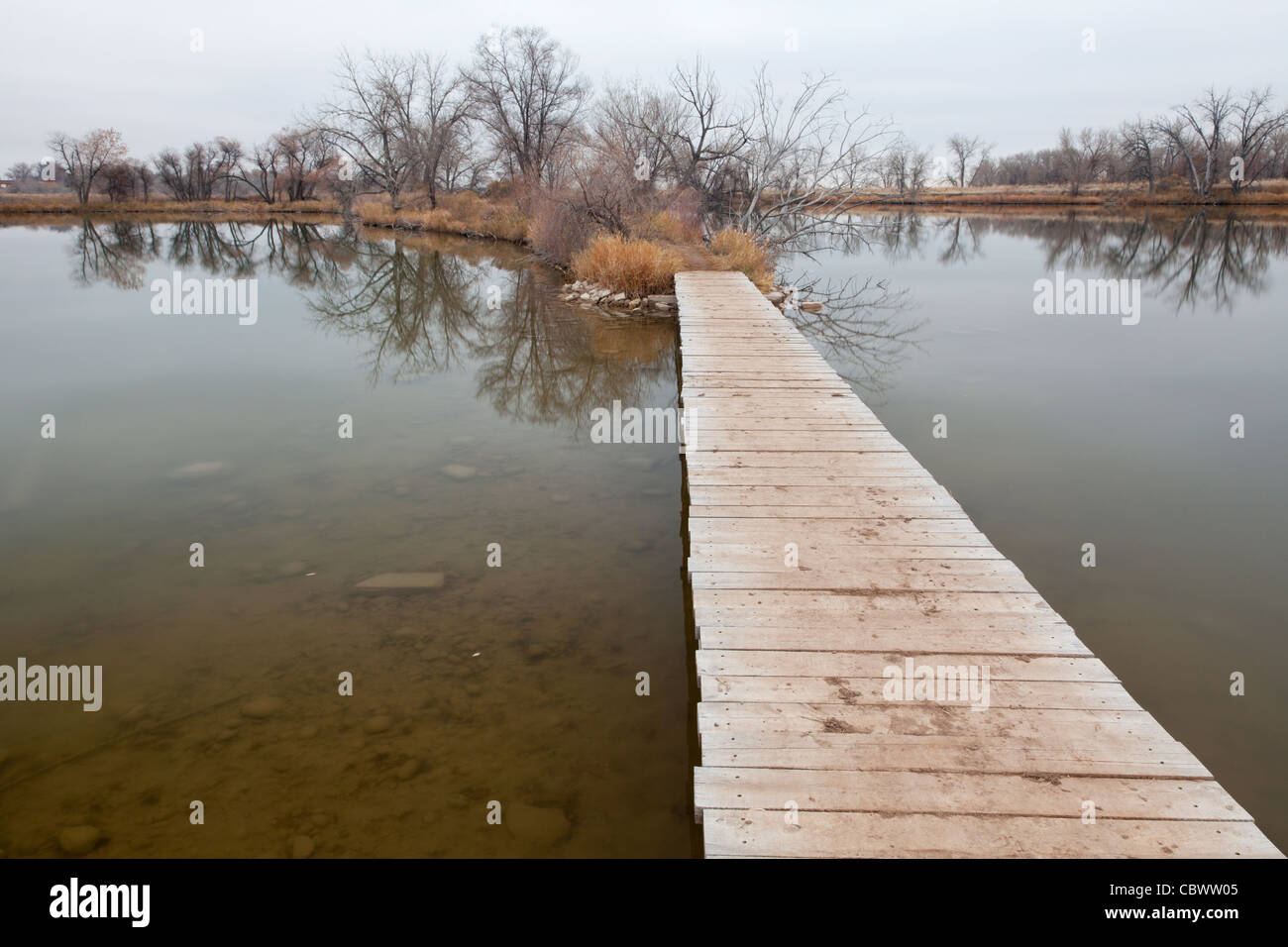 Naturlehrpfad - Promenade Weg über See in alte Kiesgrube in Park (Riverbend Teiche in Fort Collins, Colorado) umgewandelt Stockfoto