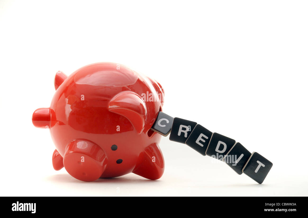 UMGEDREHTEN ROTEN SPARSCHWEIN MIT AKKREDITIVEN LESUNG RE CREDIT CRUNCH REZESSION EINSPARUNGEN DARLEHEN HÄUSER KOSTEN HYPOTHEKEN STEIGEN CASH UK Stockfoto
