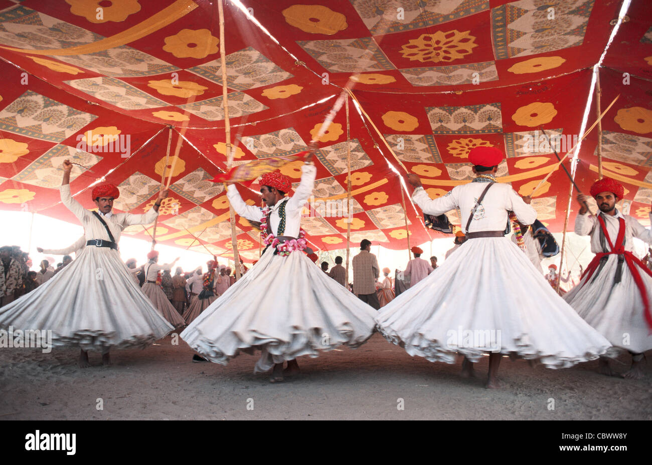 Männer sind einen traditionellen Tanz namens Gair durchführen. (Indien) Stockfoto