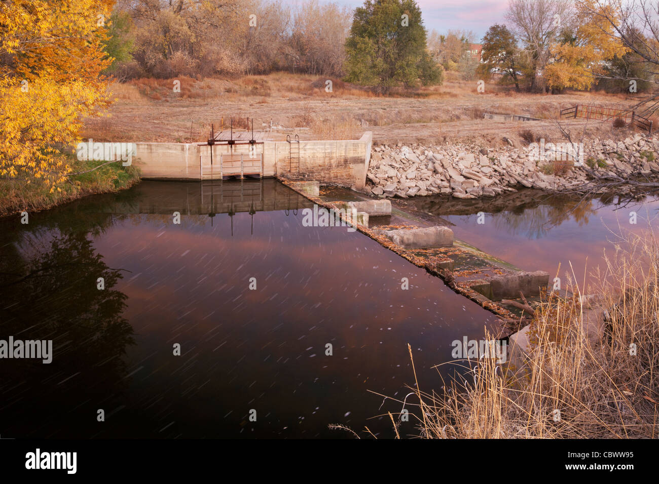 Flusswehr mit Wasser fließt in Bewässerung Graben Inlet, Cache La Poudre River Fort Collins, Colorado Stockfoto