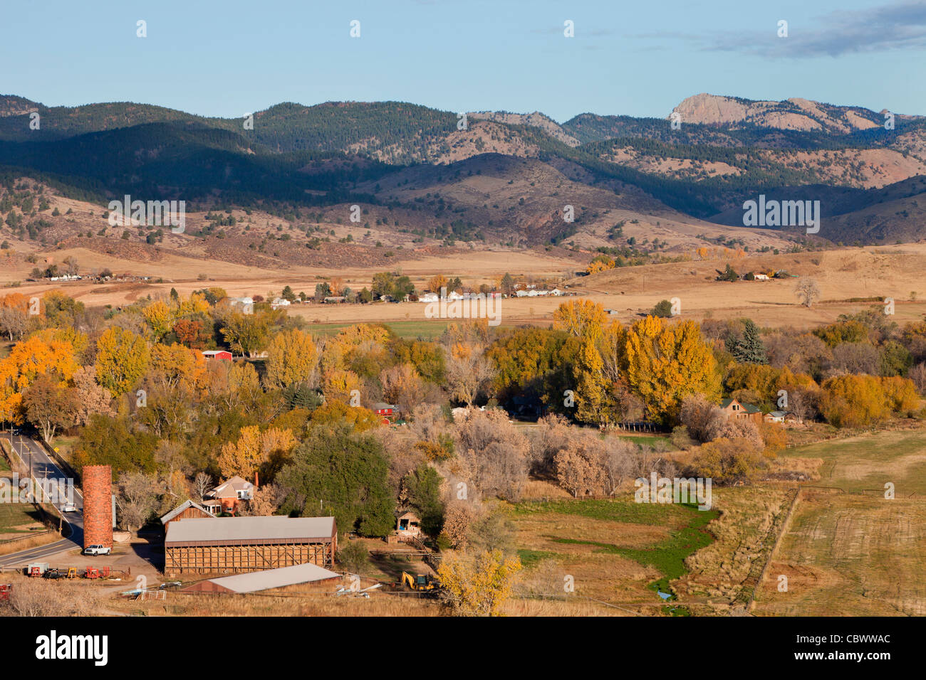 Qualiät und Pleasant Valley mit Greyrock in northern Colorado in der Nähe von Fort Collins, eine Stadt und Ackerland in fallen Landschaft Stockfoto