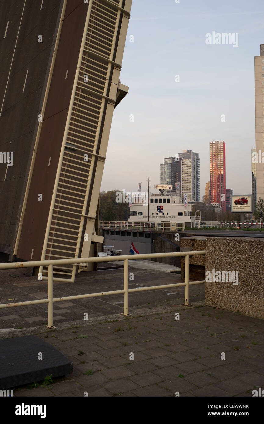 De Nieuwe Leuvebrug in Rotterdam (neue Leuvebridge) Stockfoto