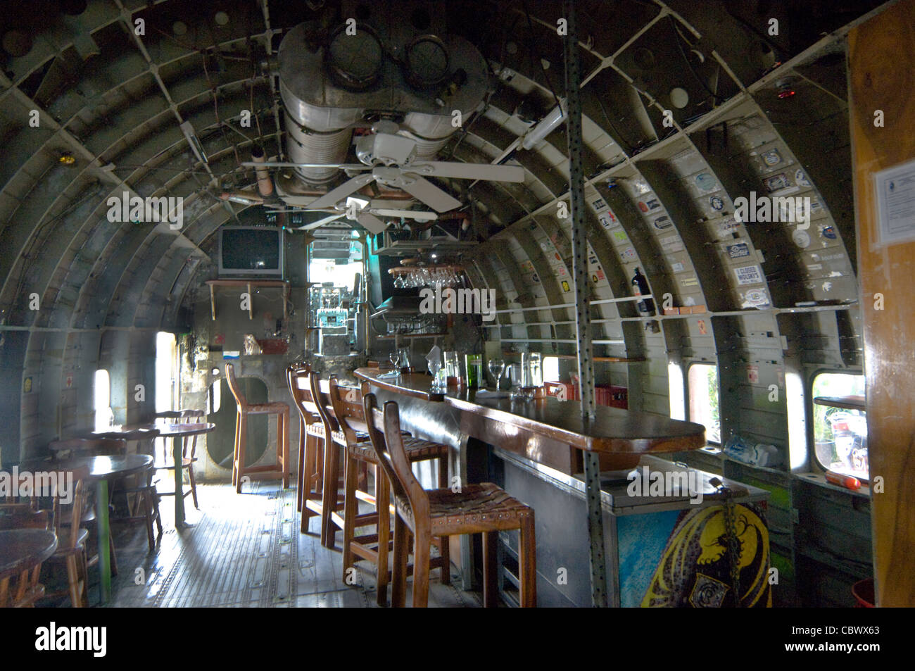 Bar im Inneren ein 1954 Fairchild C-123 Flugzeuge in der Nähe von Quepos Costa Rica Restaurant el Avion Stockfoto