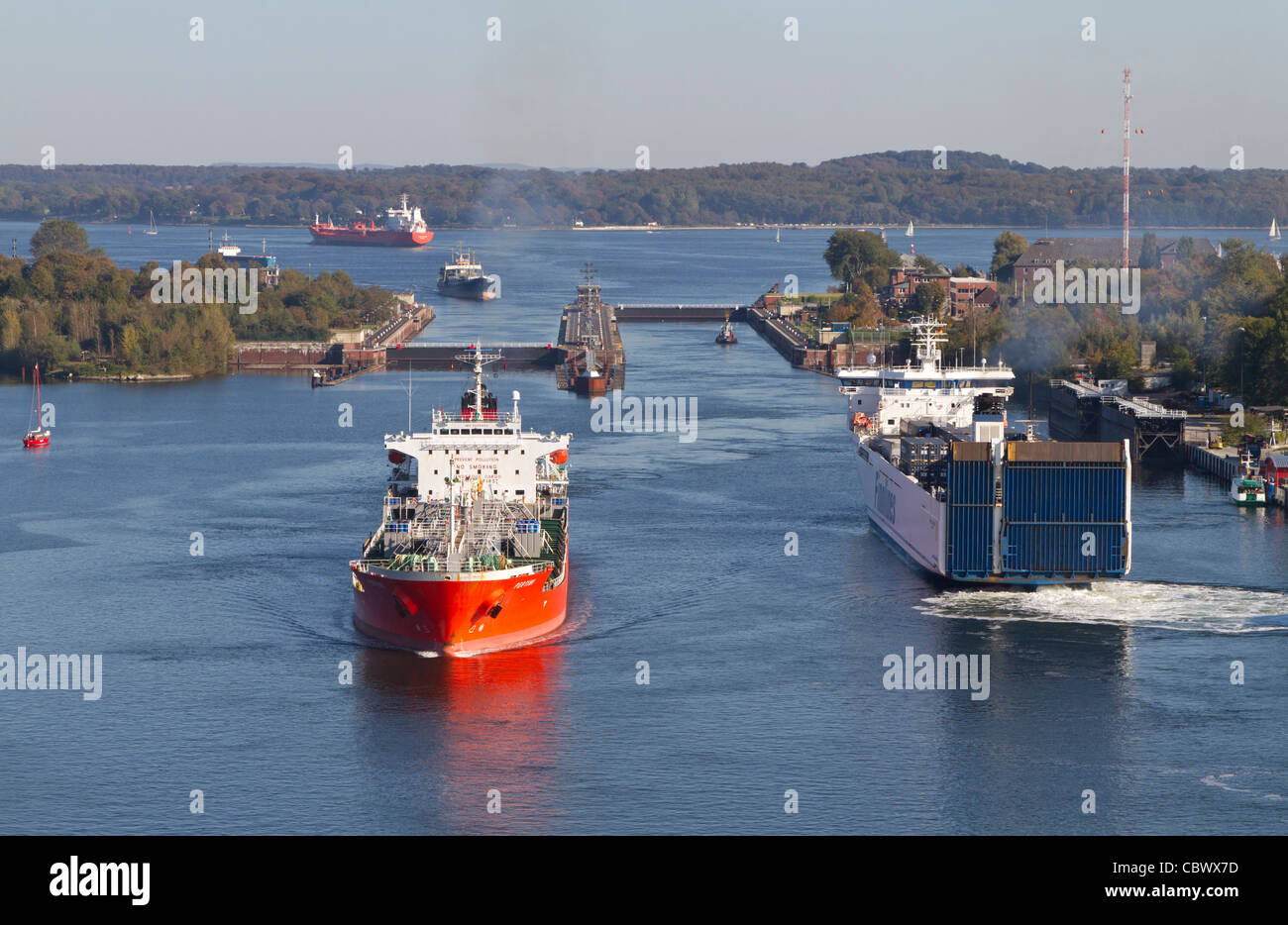 Schiffe an Schleuse Holtenau, Nord-Ost-Kanal, Kiel, Deutschland Stockfoto