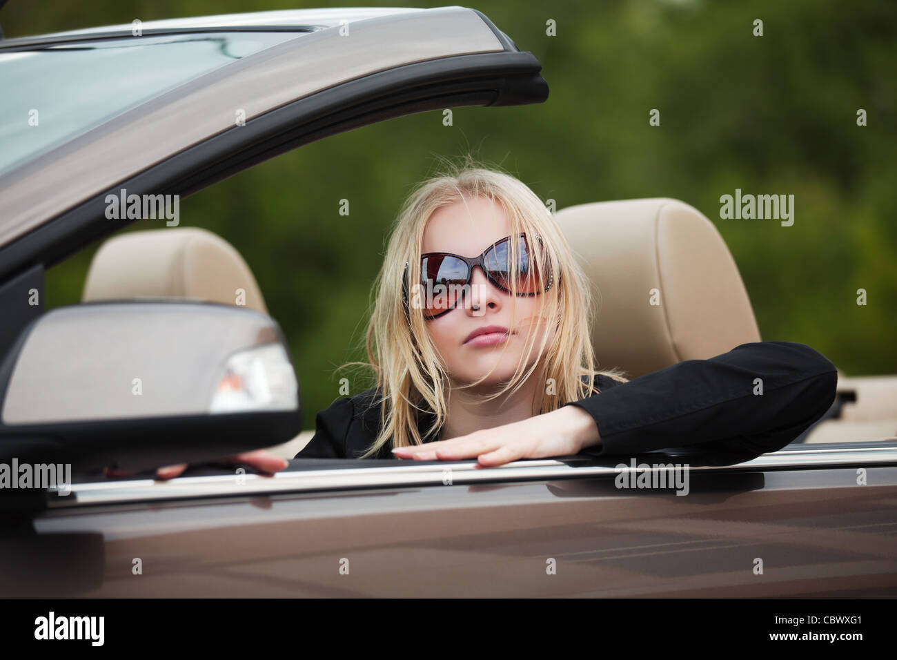 Junge Frau in einem Cabrio Stockfoto