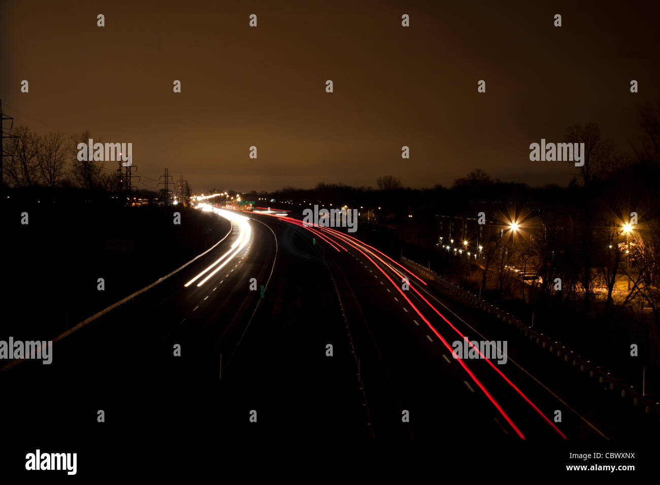 Nacht-Zeit-Pkw-Verkehr auf der Autobahn, die Montreal durchläuft Stockfoto