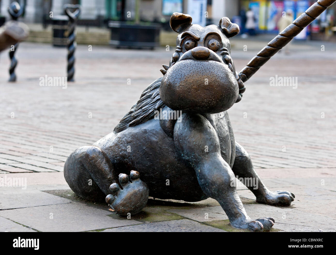 Bronzestatue des Hundes Dawg aus dem Comic The Beano in Dundee Heimat der Verlage für die Kinder Comic DC Thomson Stockfoto