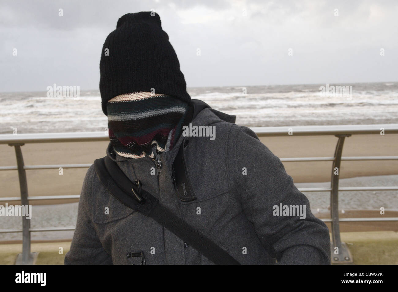 Mann eingewickelt Warm gegen kalte Blackpool, Lancashire, England, UK Stockfoto