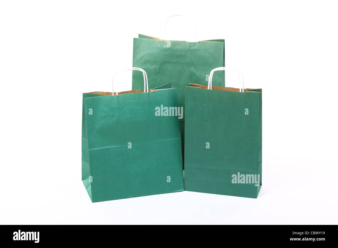 Grünes Geschenk Einkaufstaschen isoliert auf weißem Hintergrund Stockfoto
