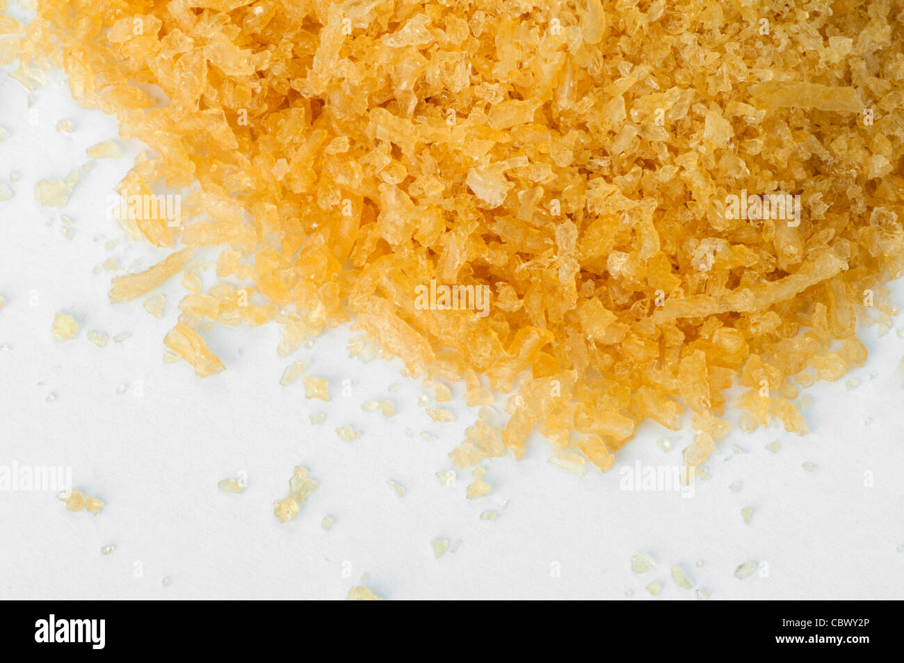 Kochen Gelatine Kristalle auf weißem Hintergrund Stockfoto