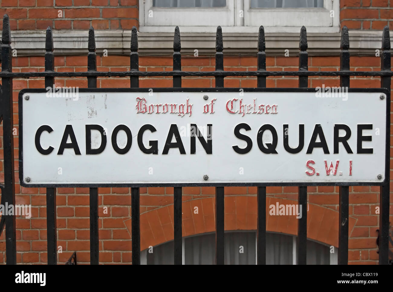 Straßenname Zeichen für Cadogan Square, Chelsea, London, noch mit dem Namen des ehemaligen Londoner Stadtteil chelsea Stockfoto