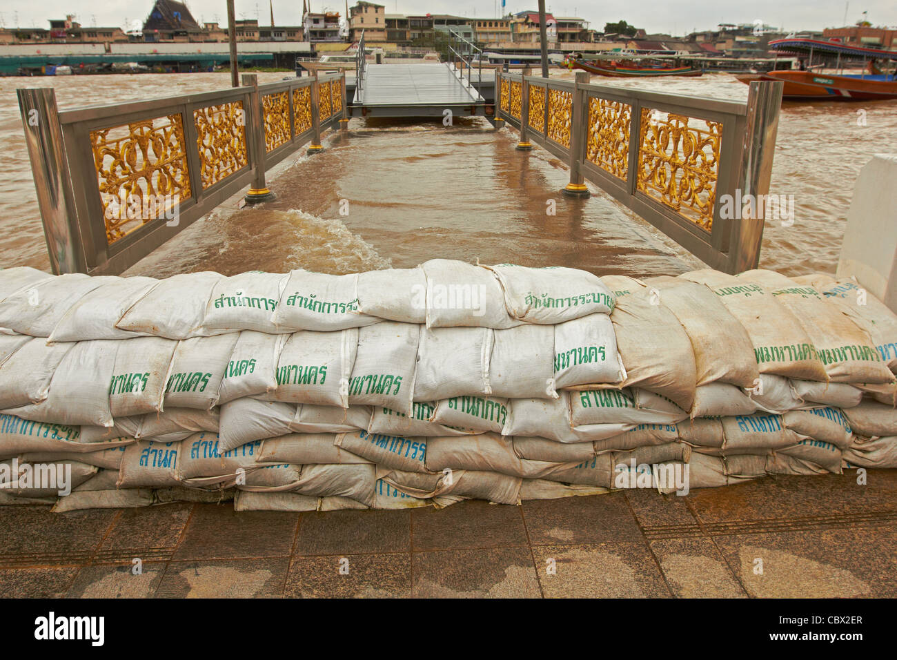 Thailand - Bangkok Stadtbrücke mit Sandsäcken - Flut Fluss Chao Phraya Stockfoto