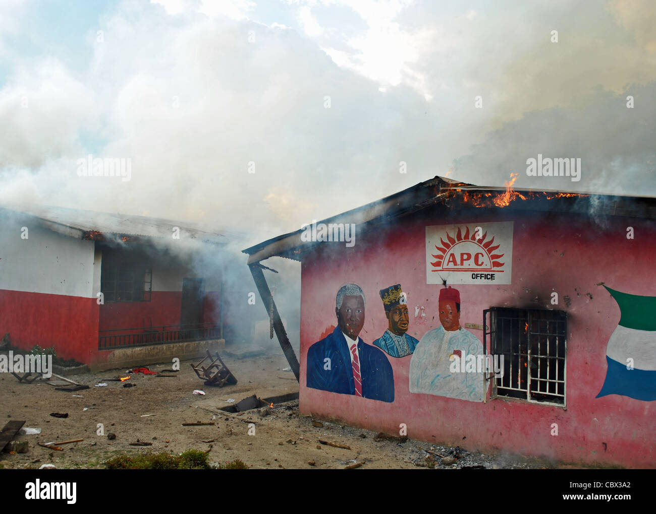 Brennende stellen des Pres Koromas APC Partei SLPP Anhänger bei einer Kundgebung vor 2012 Wahlen in Sierra Leone (Bo) verbrannt. Stockfoto
